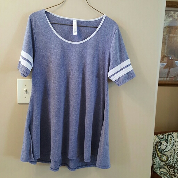 LuLaRoe Tops - Lularoe Perfect Tee.  Size Small. EUC.